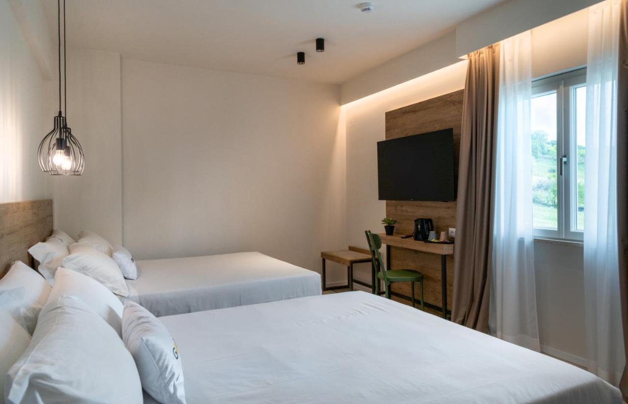 Catignano Hotel Губио Екстериор снимка