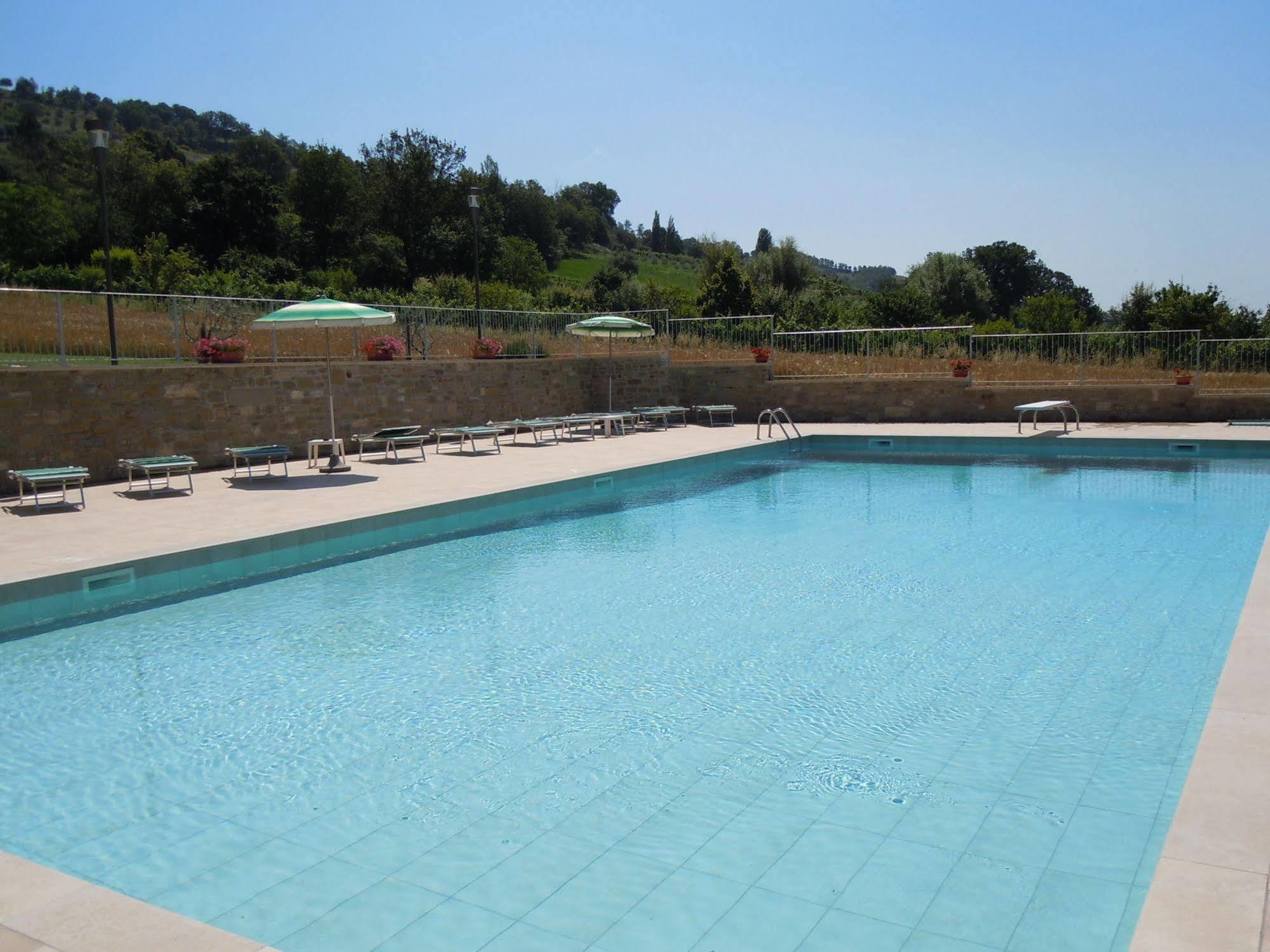 Catignano Hotel Губио Екстериор снимка