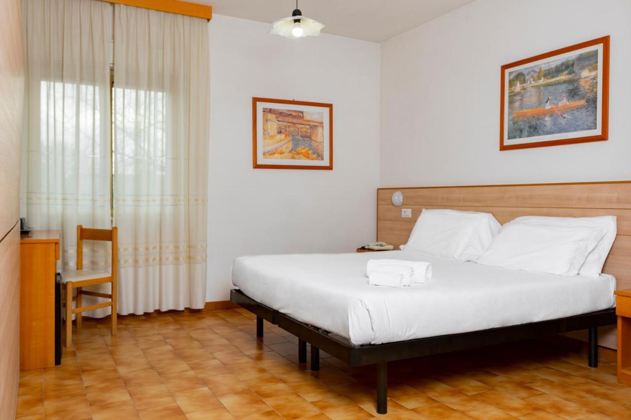Catignano Hotel Губио Екстериор снимка