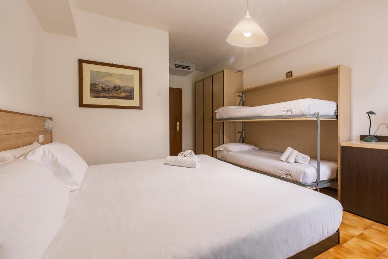 Catignano Hotel Губио Екстериор снимка